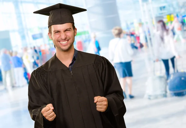 Jonge man in afstuderen jurk — Stockfoto