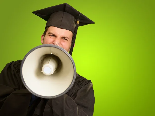 Hombre graduado sosteniendo megáfono — Foto de Stock