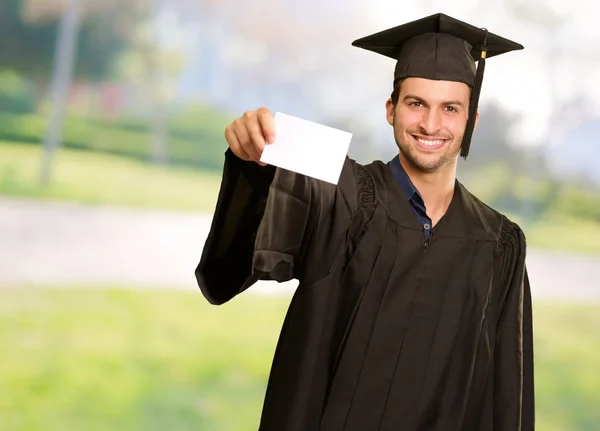 Graduate Man segurando cartão em branco — Fotografia de Stock