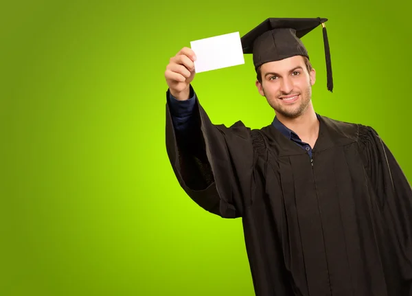 Hombre graduado sosteniendo tarjeta en blanco —  Fotos de Stock