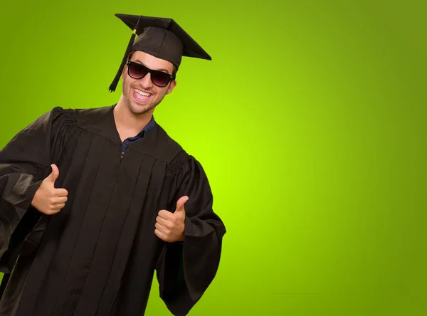 Graduado hombre con pulgares hacia arriba — Foto de Stock