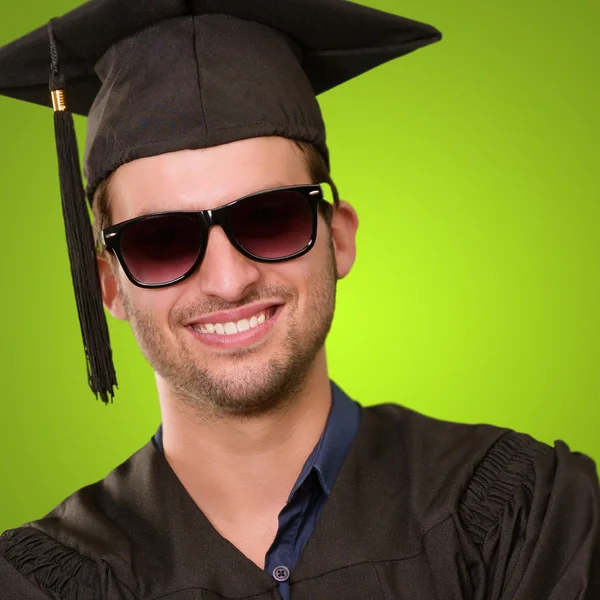 Primer plano de un hombre graduado — Foto de Stock