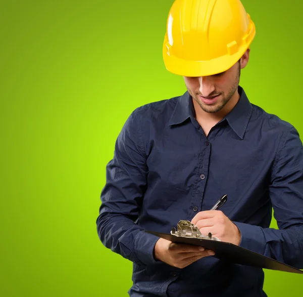 Arquitecto escribiendo en portapapeles —  Fotos de Stock