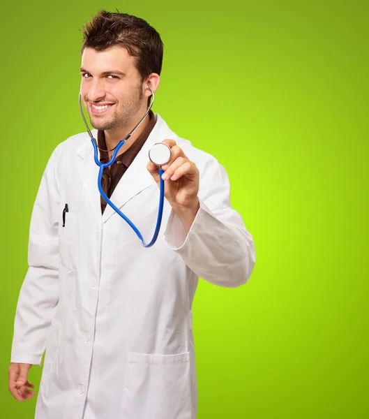 Giovane medico di sesso maschile che fa check-up — Foto Stock