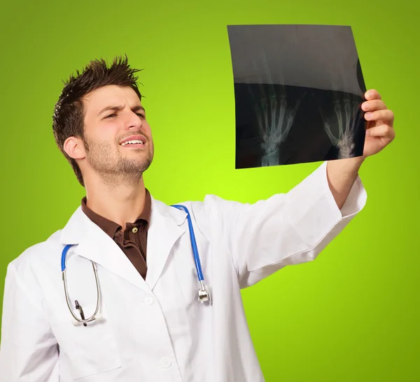 Male Doctor Looking At X-ray — Stock Photo, Image