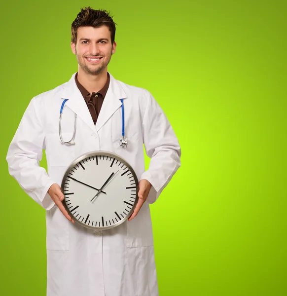 Retrato de un doctor sosteniendo el reloj —  Fotos de Stock