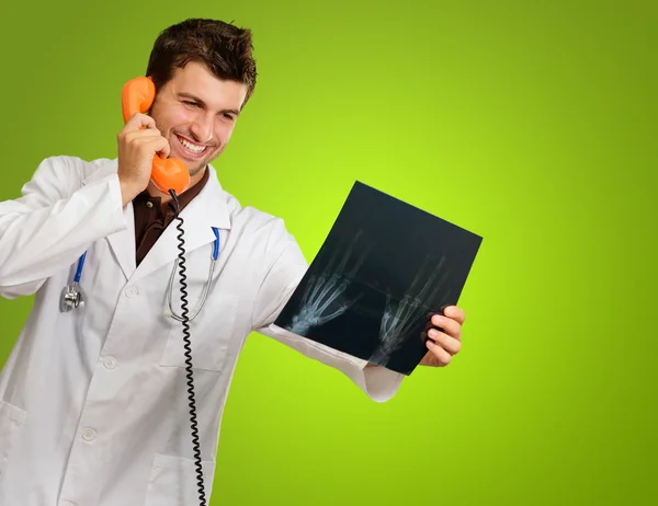 Médico Segurando telefone e raio-X — Fotografia de Stock