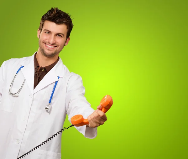Šťastný doktor drží telefon — Stock fotografie