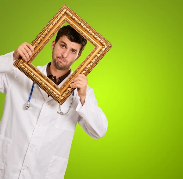 Retrato de un médico sosteniendo un marco —  Fotos de Stock