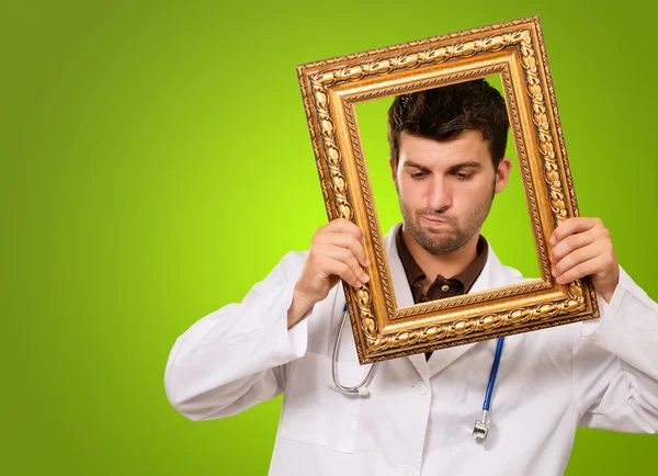 Retrato de un médico sosteniendo un marco —  Fotos de Stock