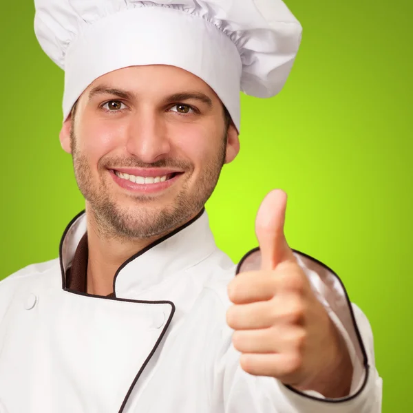 Portrét šéfkuchař ukazuje palcem nahoru znamení — Stock fotografie