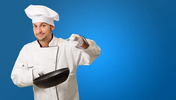 Portret van een chef-kok geven voedsel aan smaak — Stockfoto