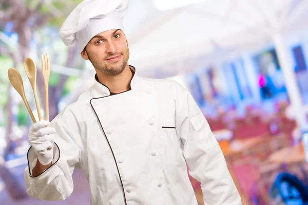 Portret van jonge mannelijke chef-kok houden houten lepel — Stockfoto