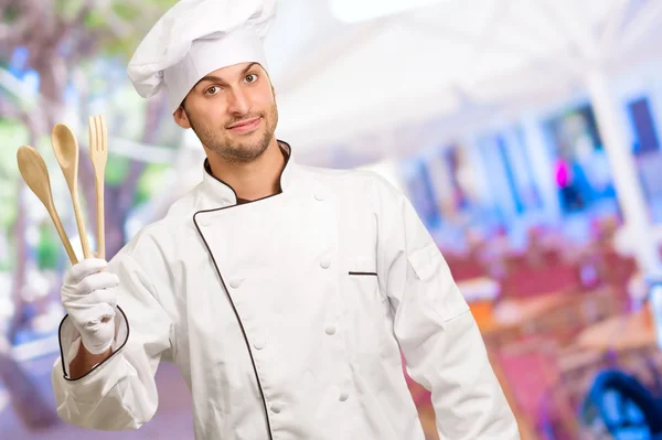 Retrato de Chef Joven sosteniendo cuchara de madera —  Fotos de Stock