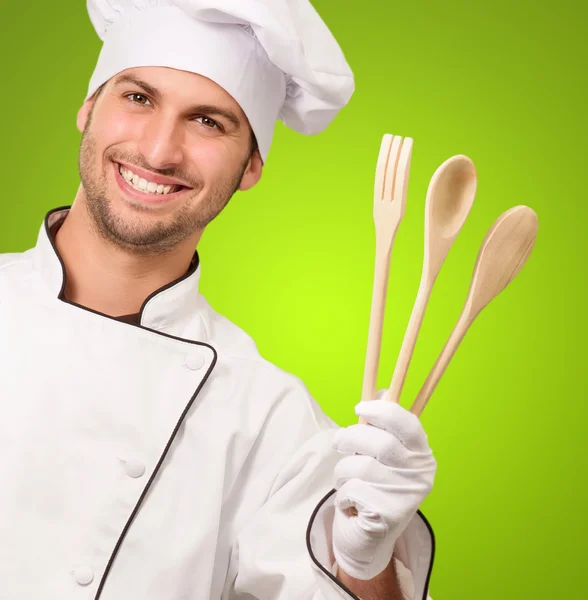 Retrato de Chef masculino sosteniendo cuchara de madera — Foto de Stock