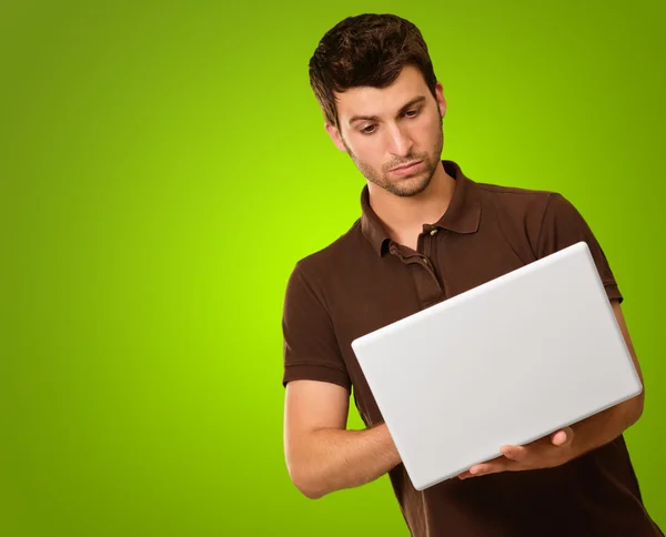 Ung man som håller laptop — Stockfoto