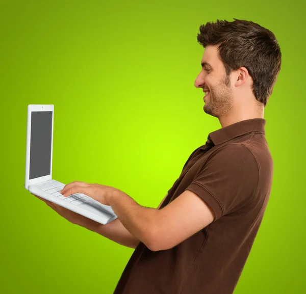 Retrato de um jovem homem com laptop — Fotografia de Stock