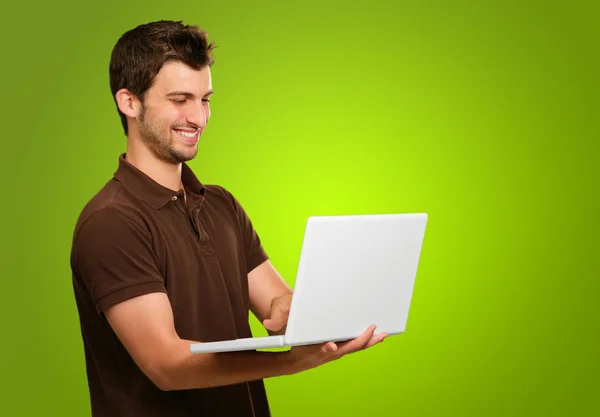 Portret młodego mężczyzny z laptopa — Zdjęcie stockowe