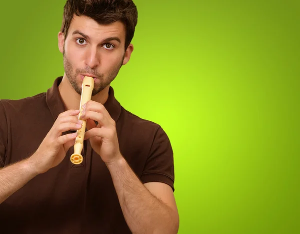 Retrato de un joven macho tocando la flauta —  Fotos de Stock