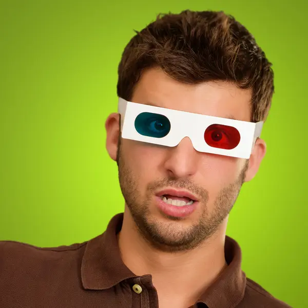 Retrato de um jovem vestindo óculos 3d — Fotografia de Stock