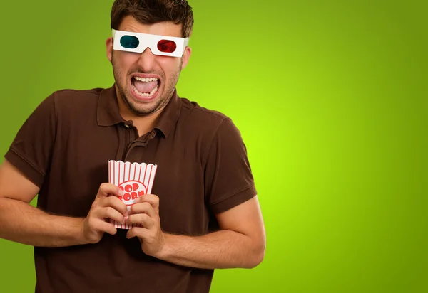 Jeune homme portant des lunettes 3d et tenant Popcorn — Photo