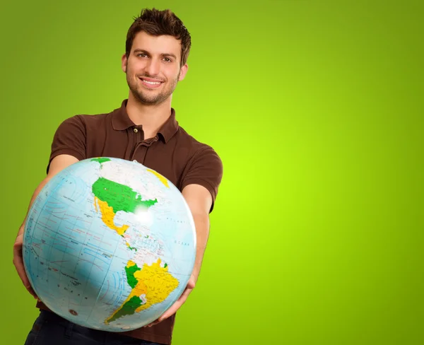 Jonge man bedrijf globe — Stockfoto