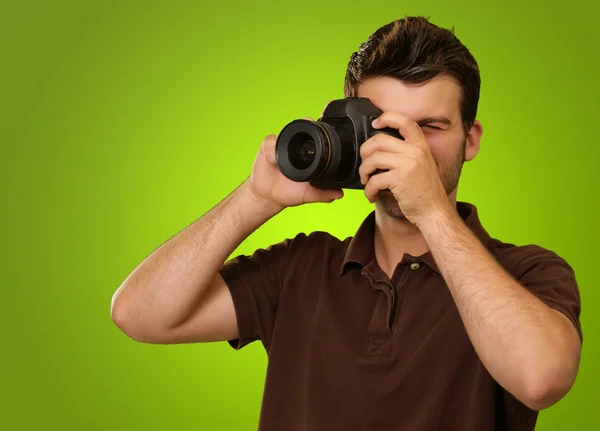 Jovem homem segurando câmera — Fotografia de Stock