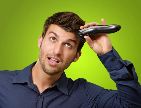 Człowiek cięcia włosy z brzytwa — Zdjęcie stockowe