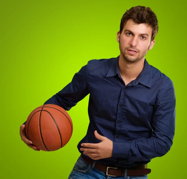 Man Holding Basketball Terisolasi di Latar Belakang Hijau — Stok Foto