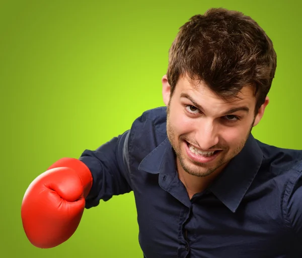 Jeune homme portant des gants de boxe — Photo