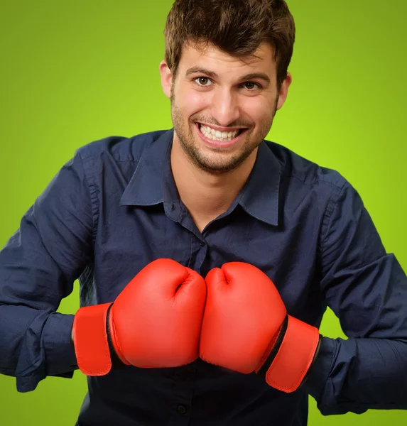 Молодой человек в боксёрских перчатках — стоковое фото
