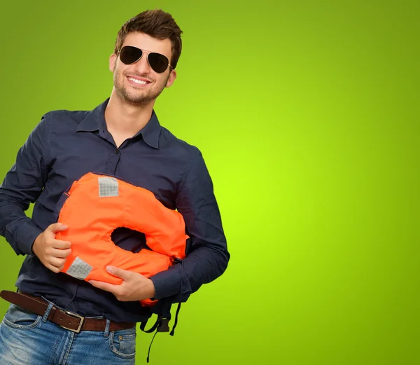 Homem feliz segurando colete salva-vidas — Fotografia de Stock