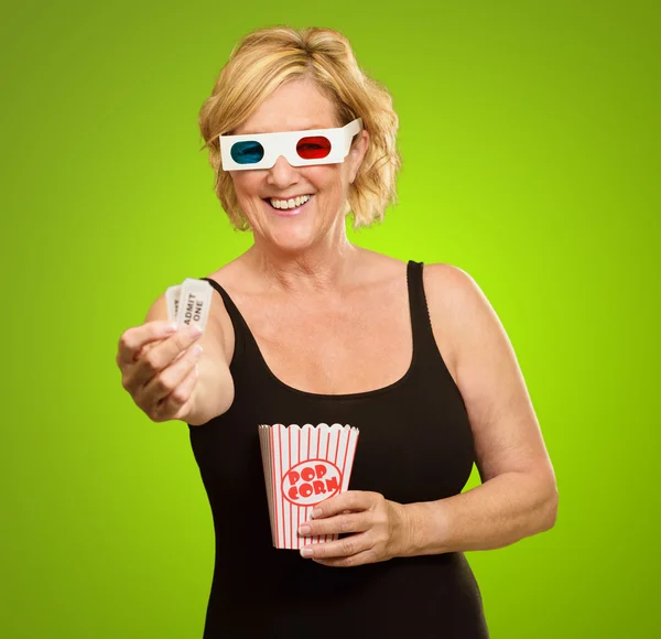 Felice donna che indossa occhiali 3d mostrando biglietto — Foto Stock