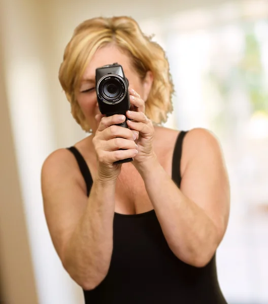 Volwassen vrouw op zoek via camera — Stockfoto