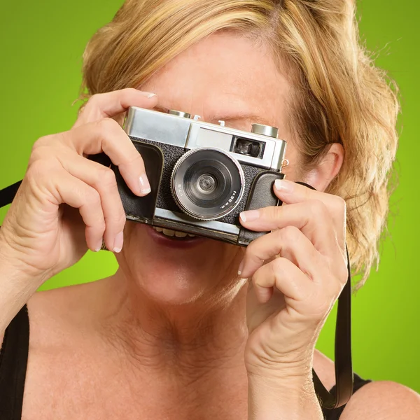 Volwassen vrouw op zoek via camera — Stockfoto