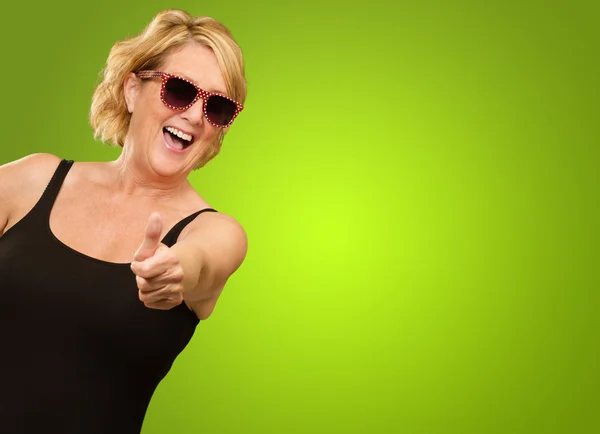 Happy Mature Woman Wearing Sunglasses Showing Thumb Up — Stock Photo, Image