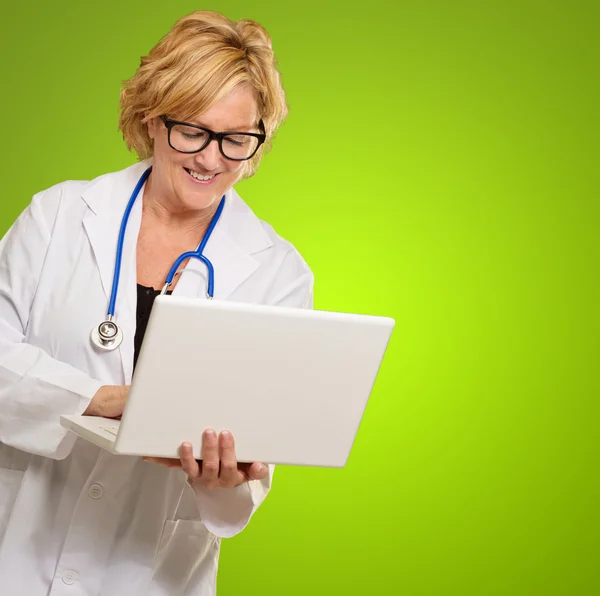 Счастливая женщина-врач с ноутбуком — стоковое фото