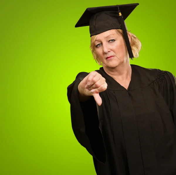 Mogen graduate kvinna visar tummen ner — Stockfoto