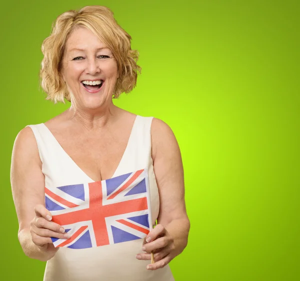 Mujer madura sosteniendo bandera del Reino Unido — Foto de Stock