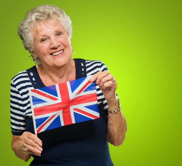 Happy Senior Woman Holding Royaume-Uni Drapeau — Photo