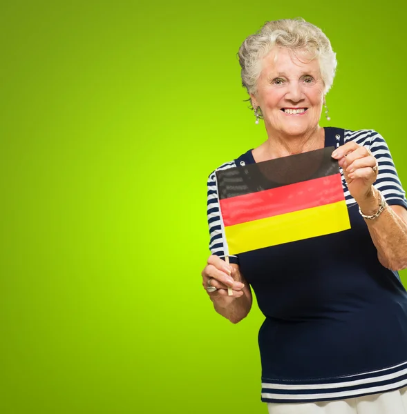 Mujer mayor feliz sosteniendo bandera de Alemania — Foto de Stock