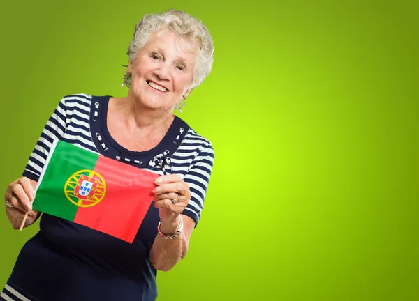 Mulher Sênior feliz segurando a bandeira de Portugal — Fotografia de Stock