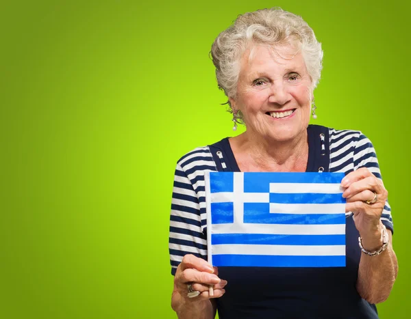 Happy Senior Femme Holding Grèce Drapeau — Photo