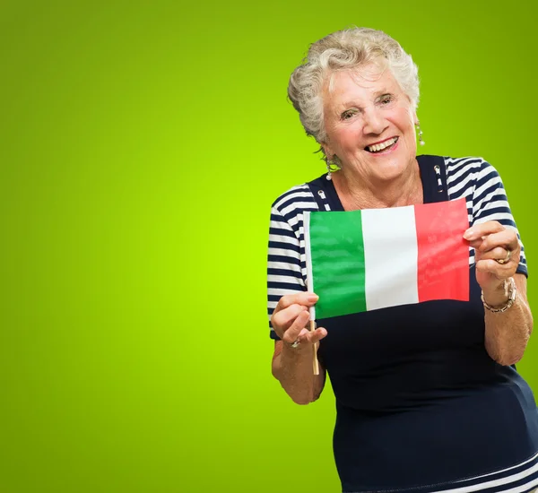 Happy Senior Femme Holding Italie Drapeau — Photo