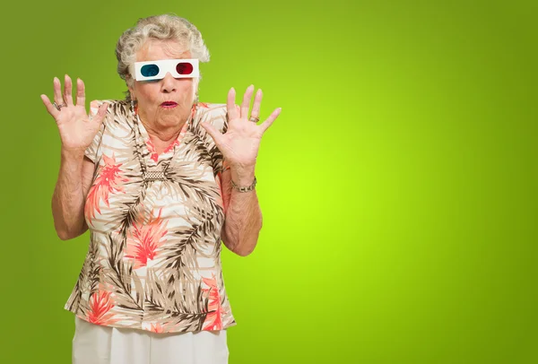 Rädd senior kvinna 3d glasögon — Stockfoto