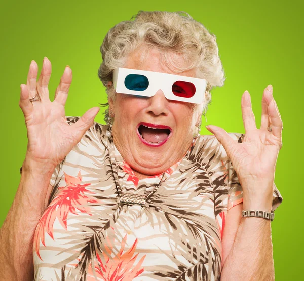 Paura donna anziana che indossa occhiali 3d — Foto Stock