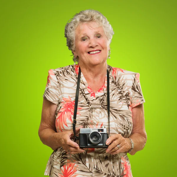 Senior vrouw met oude camera — Stockfoto