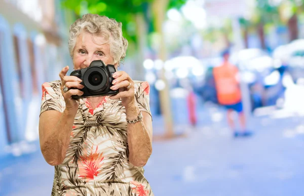 Senior Woman Photographing — Stock Photo, Image