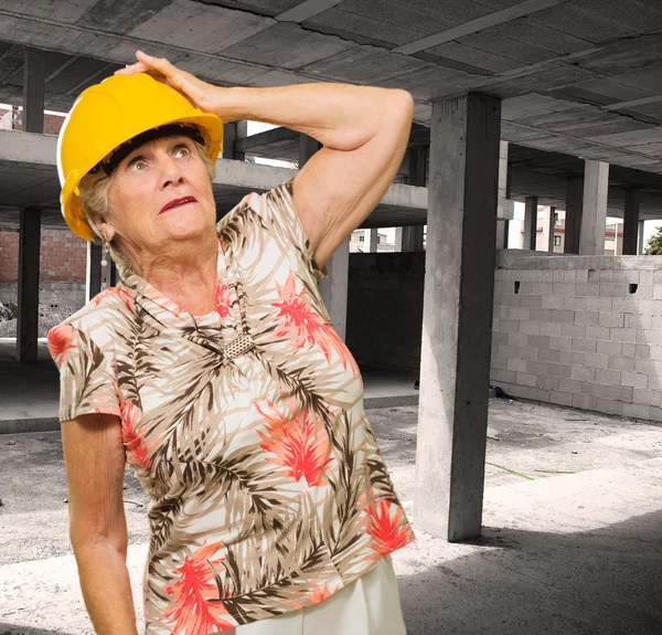 Donna anziana che indossa Hardhat — Foto Stock