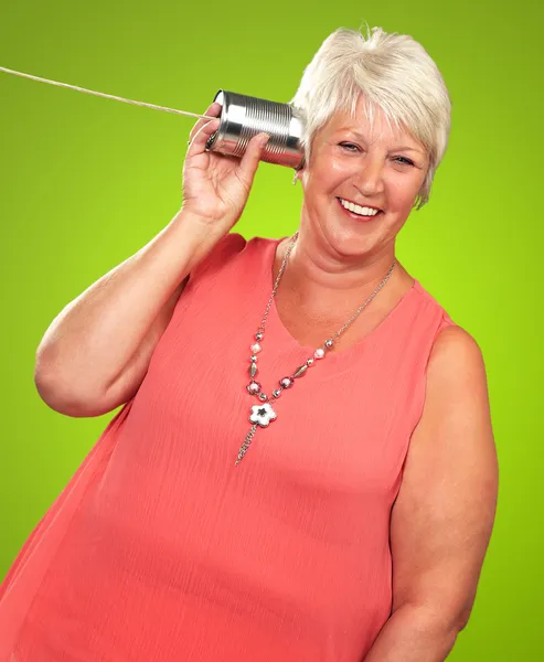 Retrato de uma mulher ouvindo lata de lata telefone — Fotografia de Stock